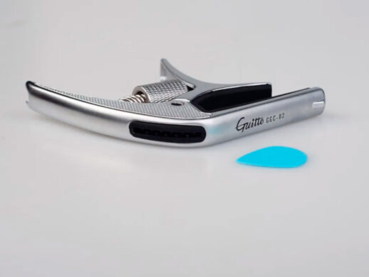 Guitto-GGC-02-SL-capo-til-elguitar-og-westernguitar-sølv